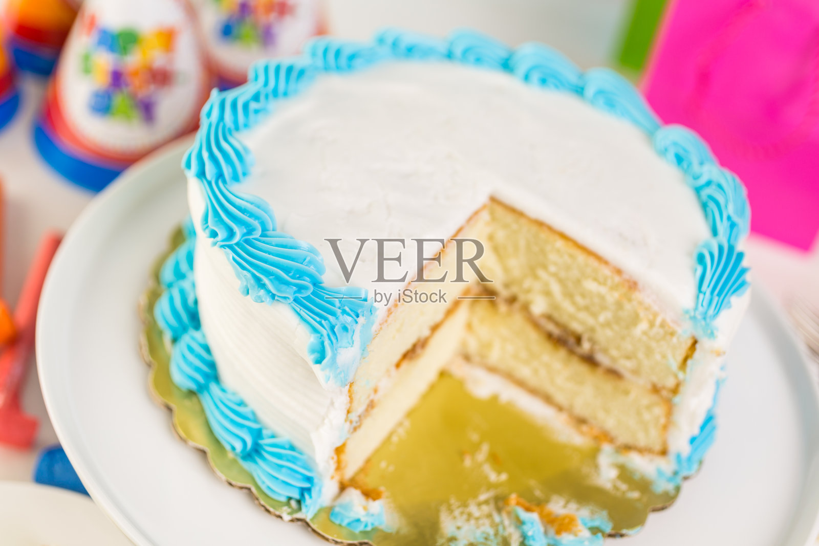 简单的白色生日蛋糕照片摄影图片