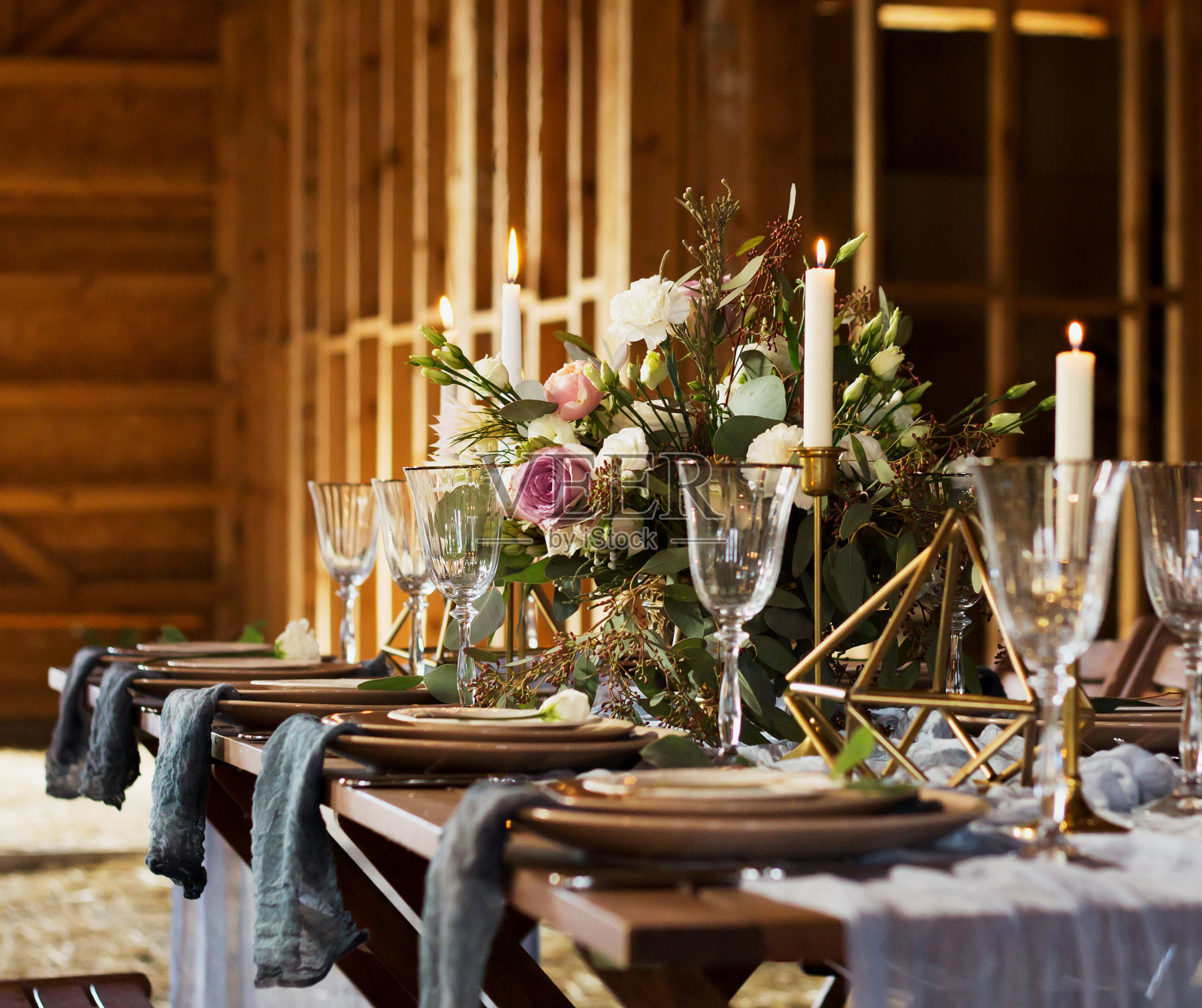 宴席前装饰婚宴餐桌。花束和蜡烛。婚礼。照片摄影图片