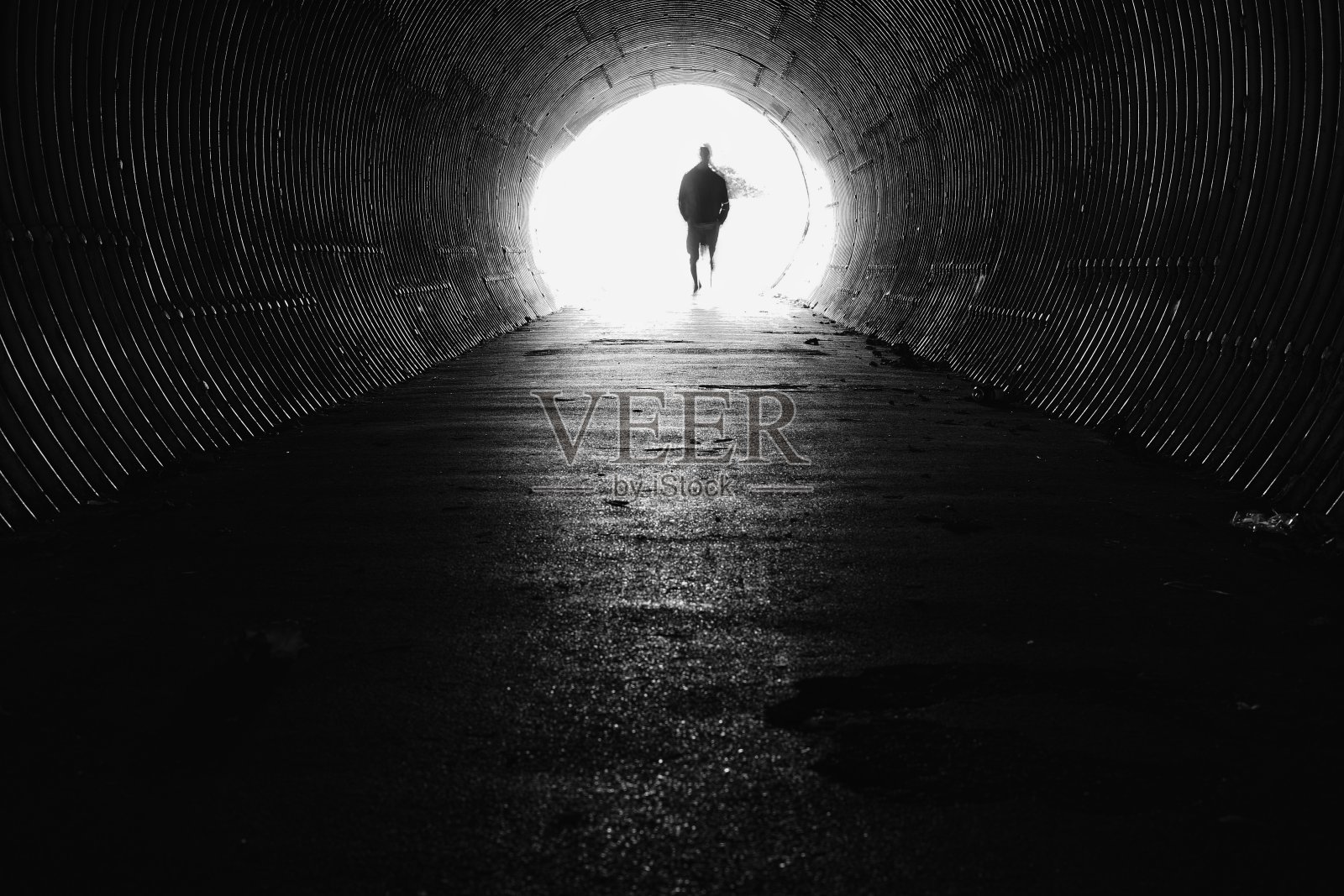 隧道尽头的光和人的剪影照片摄影图片