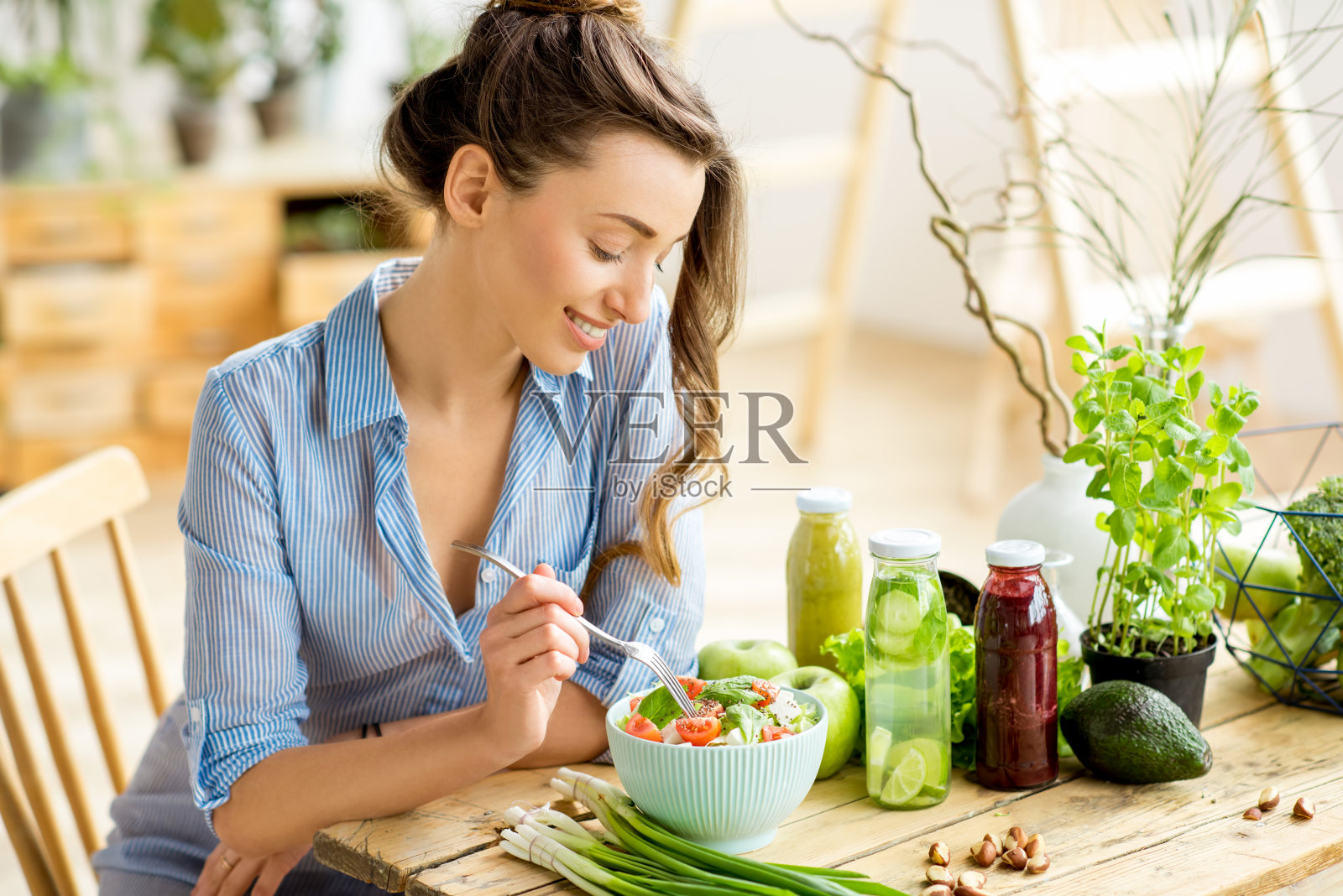 吃健康沙拉的女性照片摄影图片
