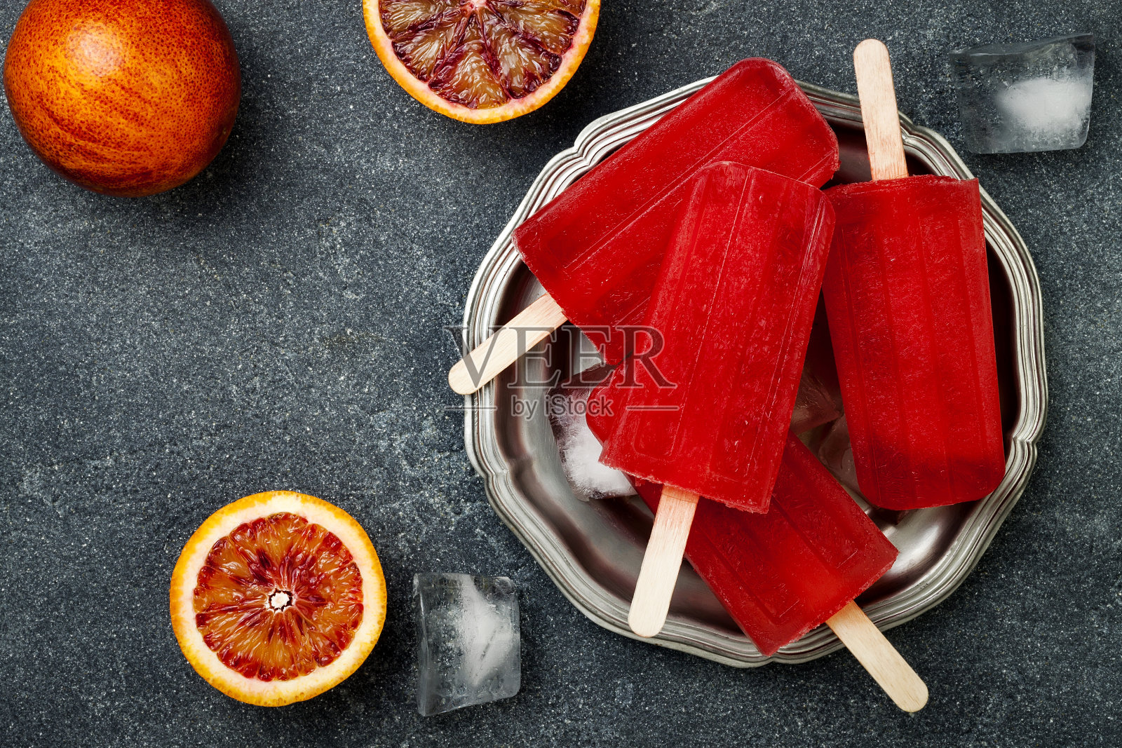 自制冷冻血橙天然果汁酒精冰棍- paletas -冰棍。平躺，俯视图，照片摄影图片