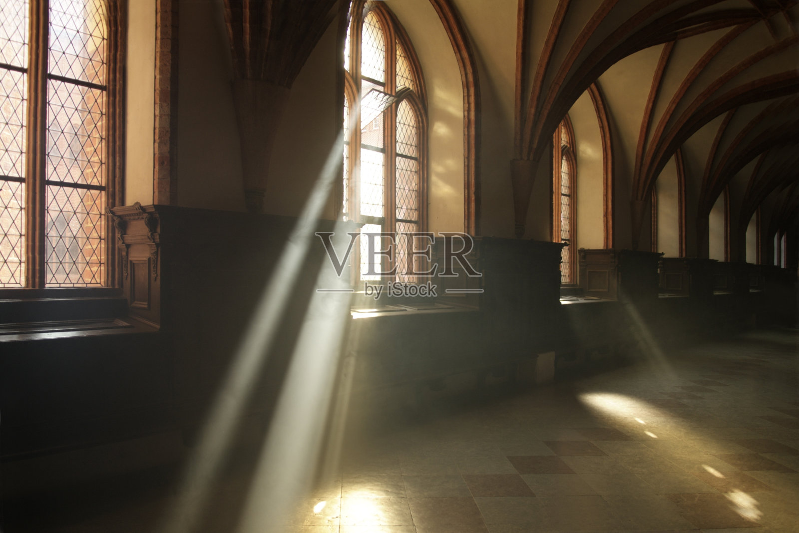 修道院走廊里的一缕阳光照片摄影图片