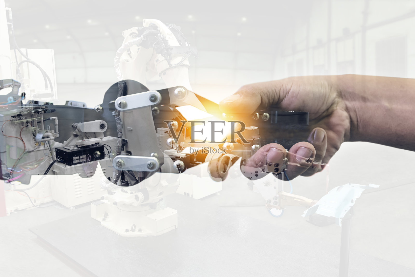 网络通信和机器人概念。工业4.0网络物理系统概念。双重曝光的机器人和工程师的人握握手和自动化机器人手臂的背景。照片摄影图片