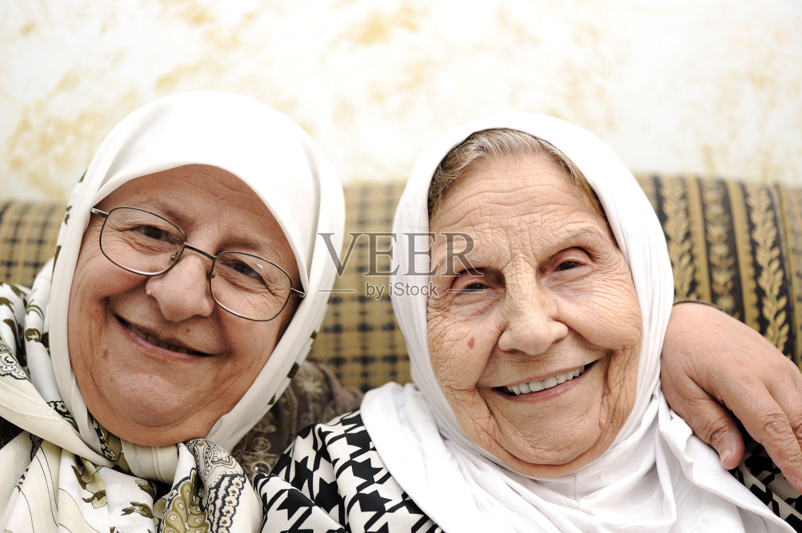 两个老年妇女照片摄影图片