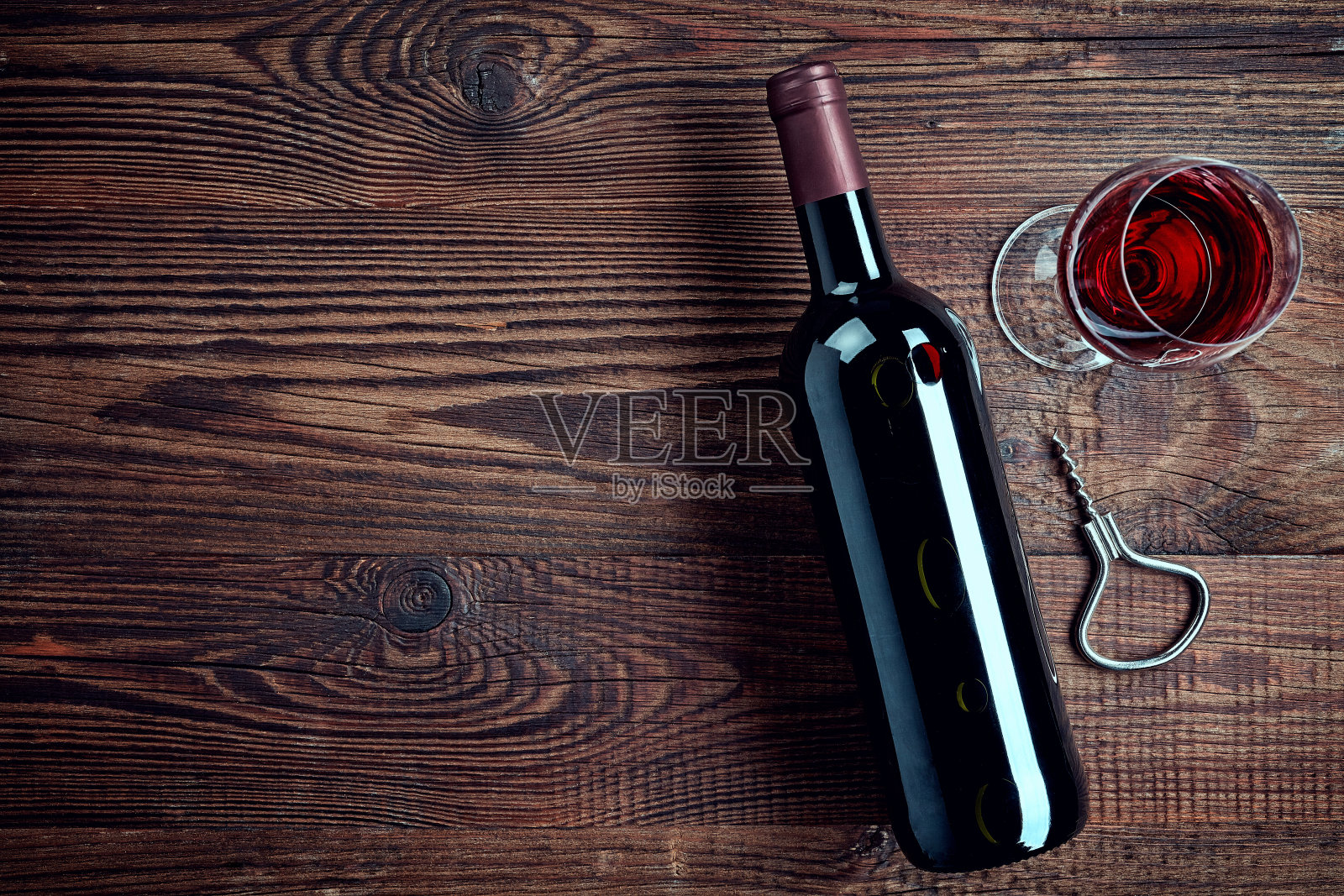 一瓶和一杯红酒照片摄影图片