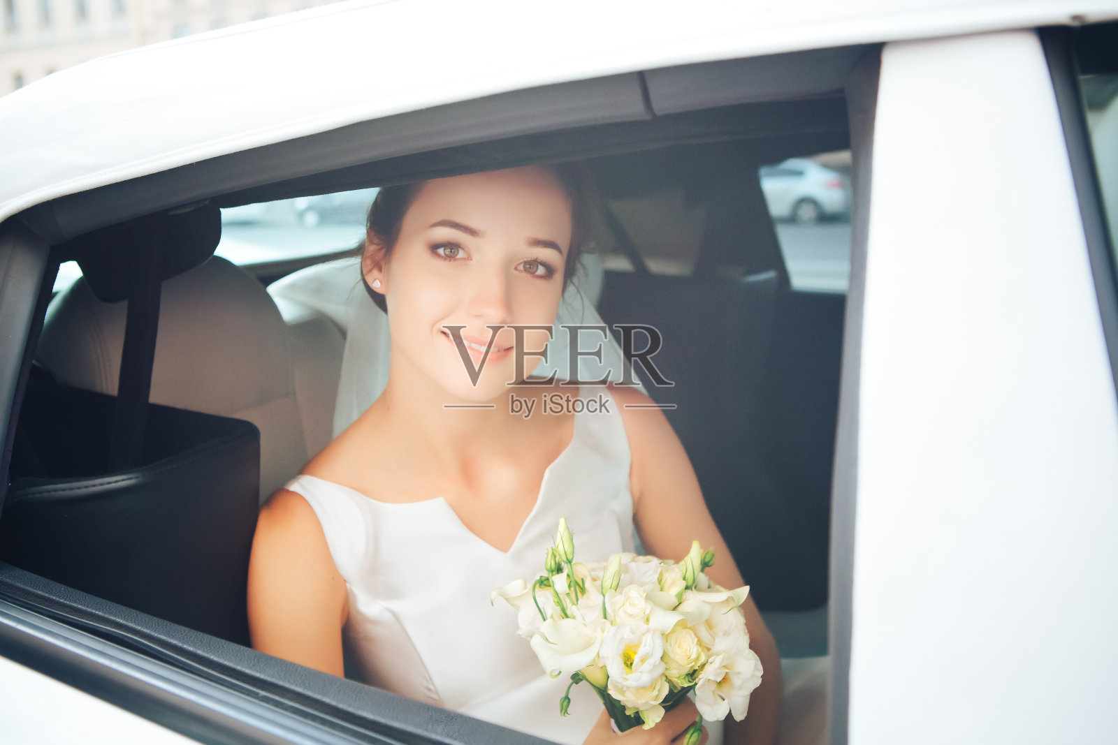 新娘乘坐婚车照片摄影图片