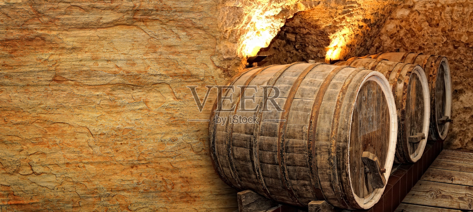 酒桶堆放在酿酒厂的老地窖里。照片摄影图片