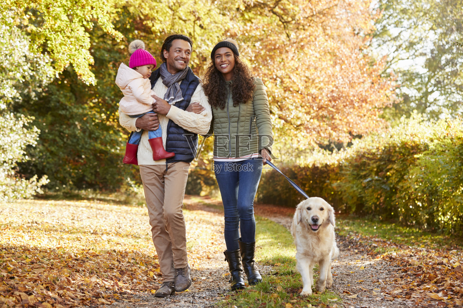一家人与女儿和狗享受秋天乡村散步照片摄影图片