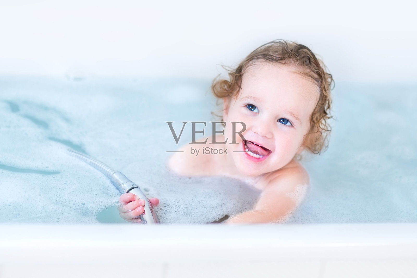 可爱的小女孩，漂亮的眼睛在浴缸里玩照片摄影图片_ID:155819890-Veer图库