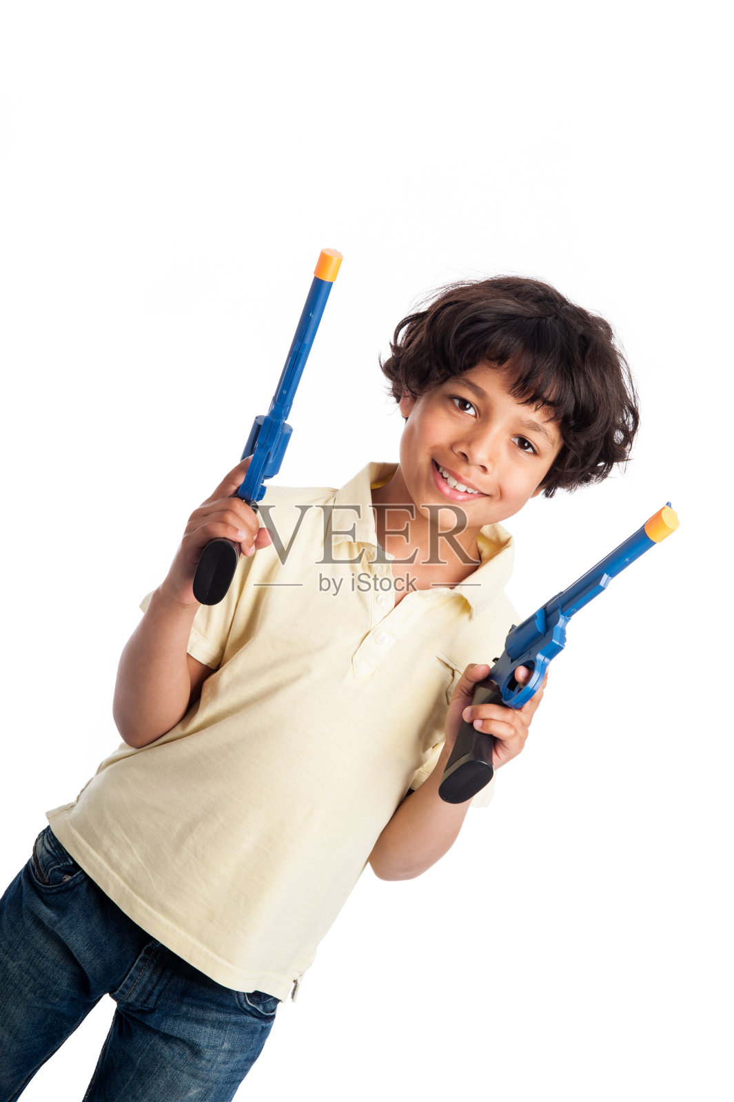 美丽的混血男孩玩玩具枪照片摄影图片