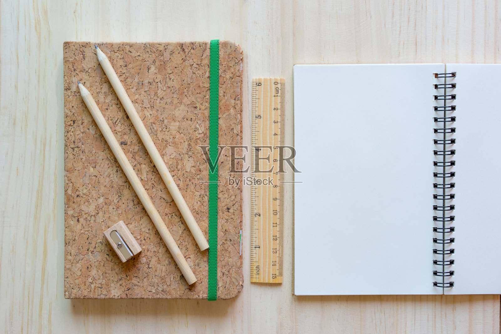 用铅笔和尺子在木制背景上打开笔记本。照片摄影图片