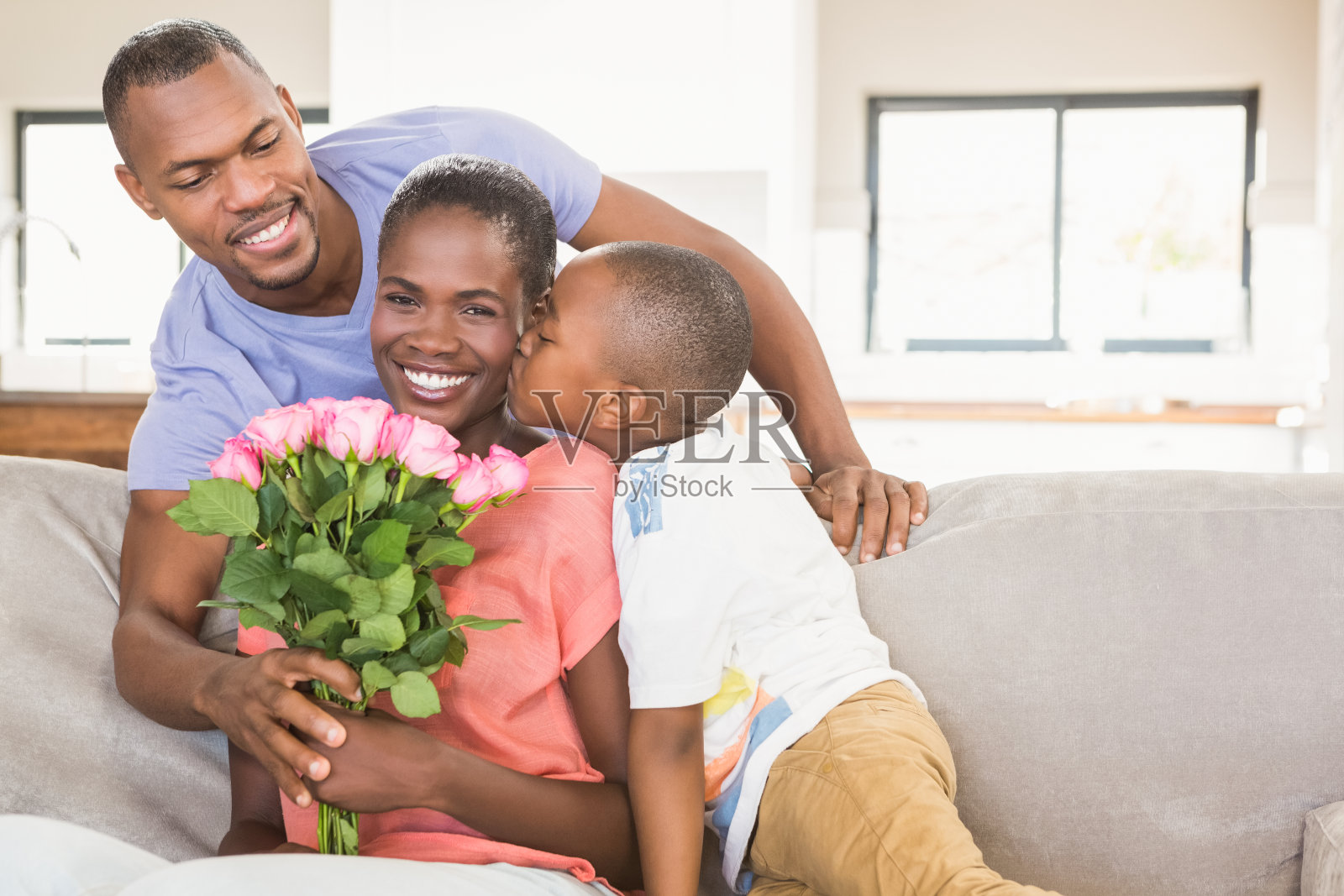 儿子用鲜花给母亲惊喜照片摄影图片