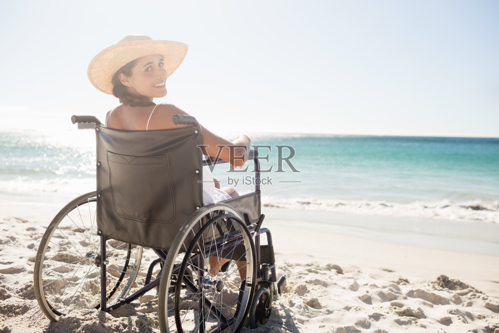 坐在轮椅上对着镜头微笑的女人照片摄影图片