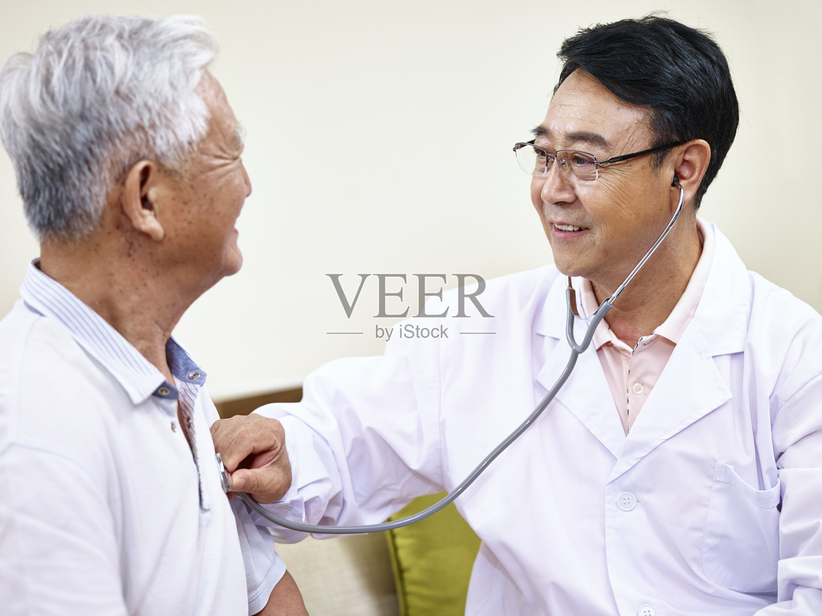 亚洲医生治疗老年病人照片摄影图片