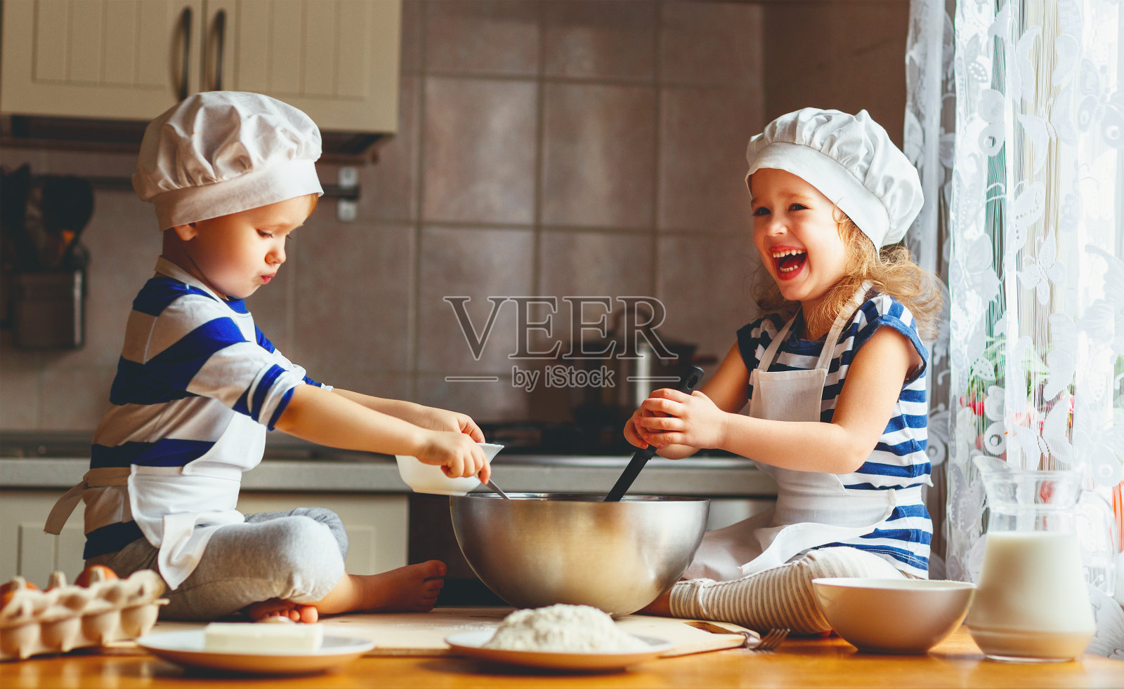 快乐的家庭，有趣的孩子在厨房烤饼干照片摄影图片
