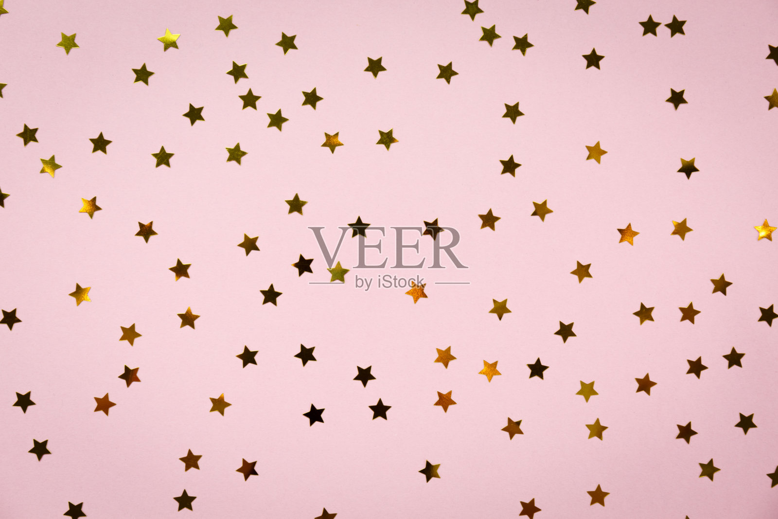 金色的星星洒在粉红色上。节日的背景。庆祝活动的概念插画图片素材