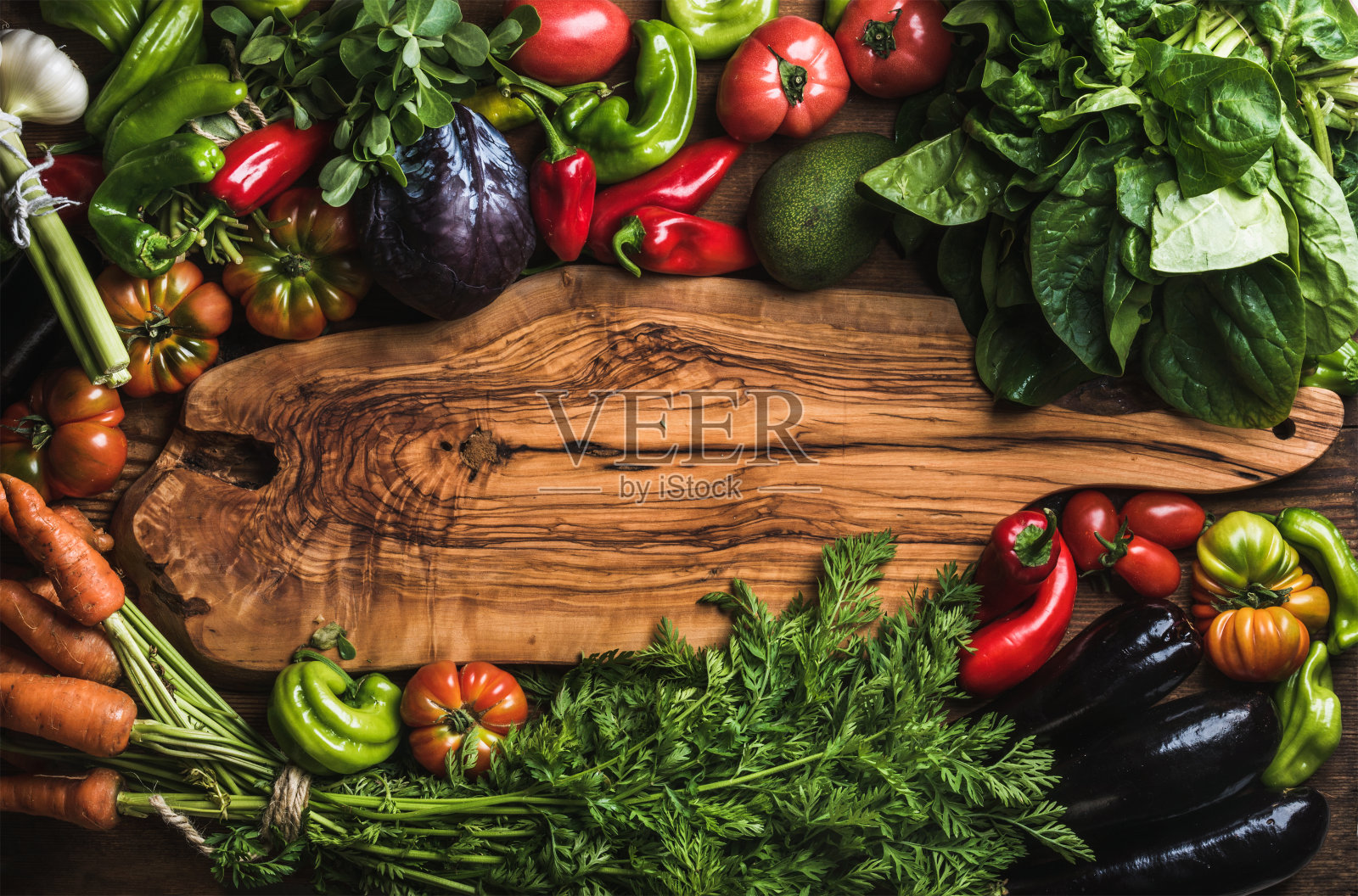 新鲜的生蔬菜原料用于健康的烹饪或以乡村橄榄木板为中心的沙拉制作照片摄影图片