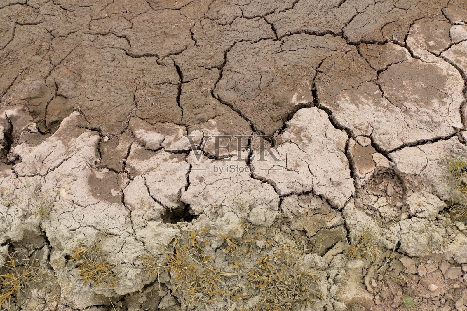 干旱的土地，干裂的土地，泰国的干旱照片摄影图片