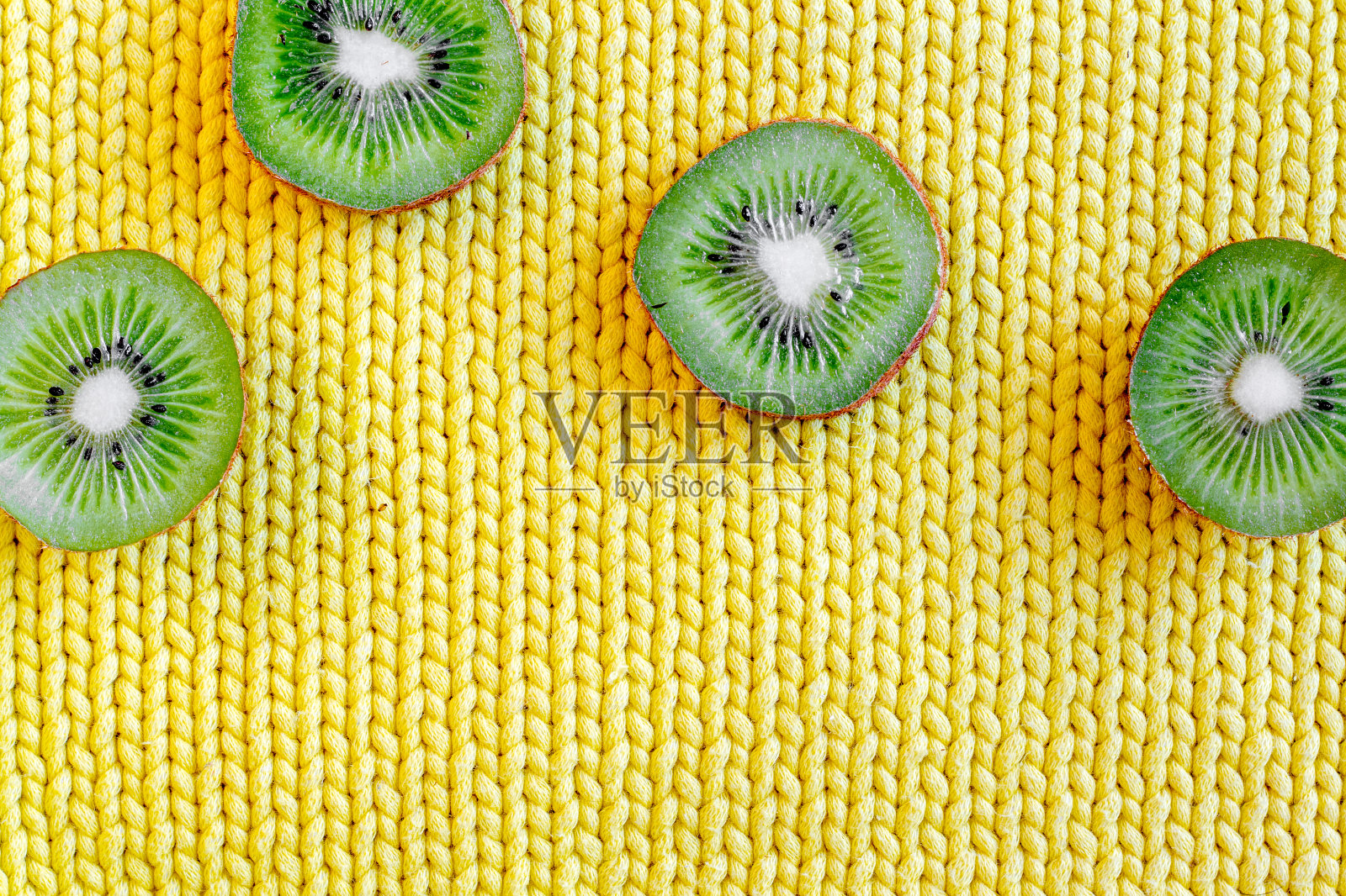 新鲜的绿色水果与猕猴桃在黄色背景俯视图模型照片摄影图片
