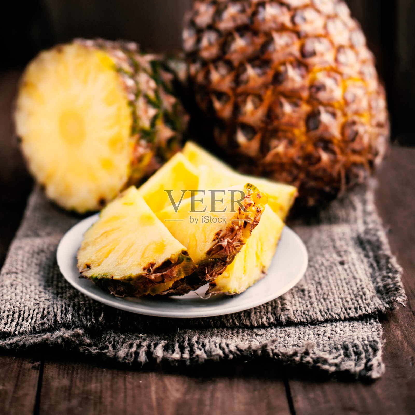 热带水果菠萝/木桌上的香蕉片/乡村的照片摄影图片