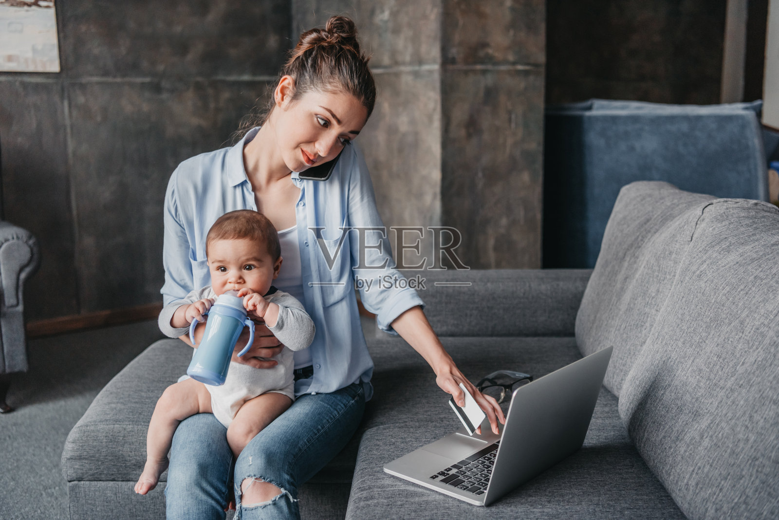 母亲与婴儿男孩远程工作和使用笔记本电脑照片摄影图片
