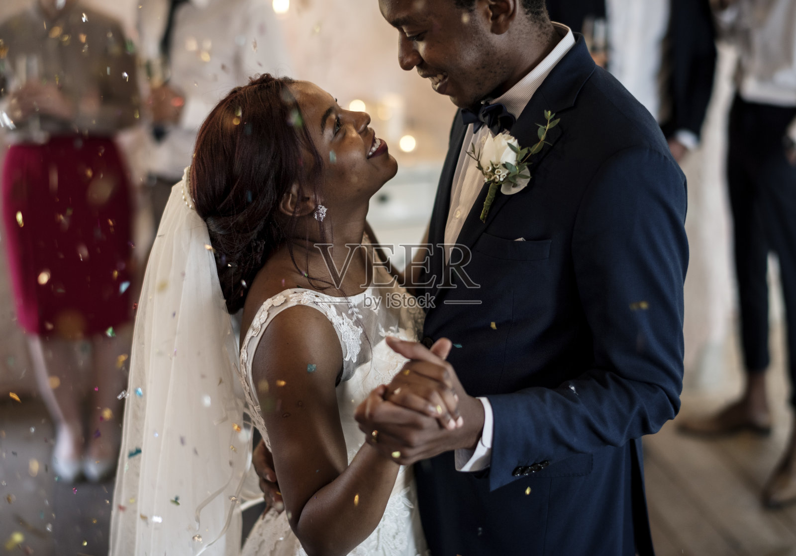 非洲裔新婚夫妇跳舞庆祝照片摄影图片