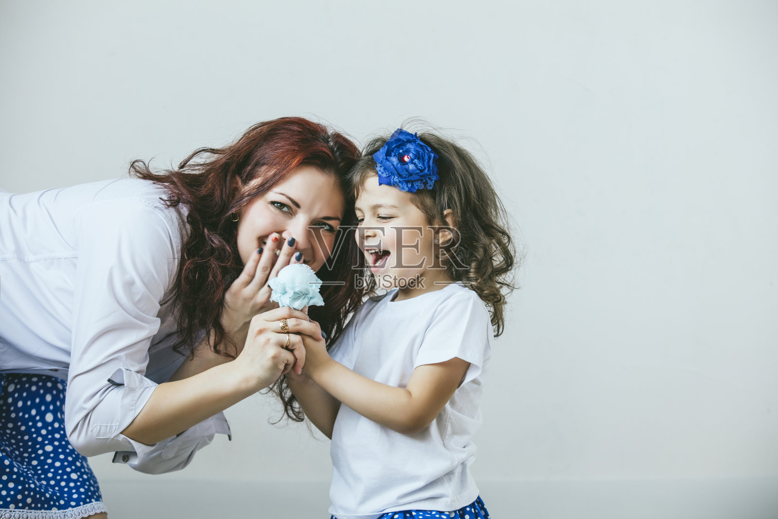 年轻美丽的女人妈妈和女儿用玩具一个甜蜜幸福的肖像照片摄影图片