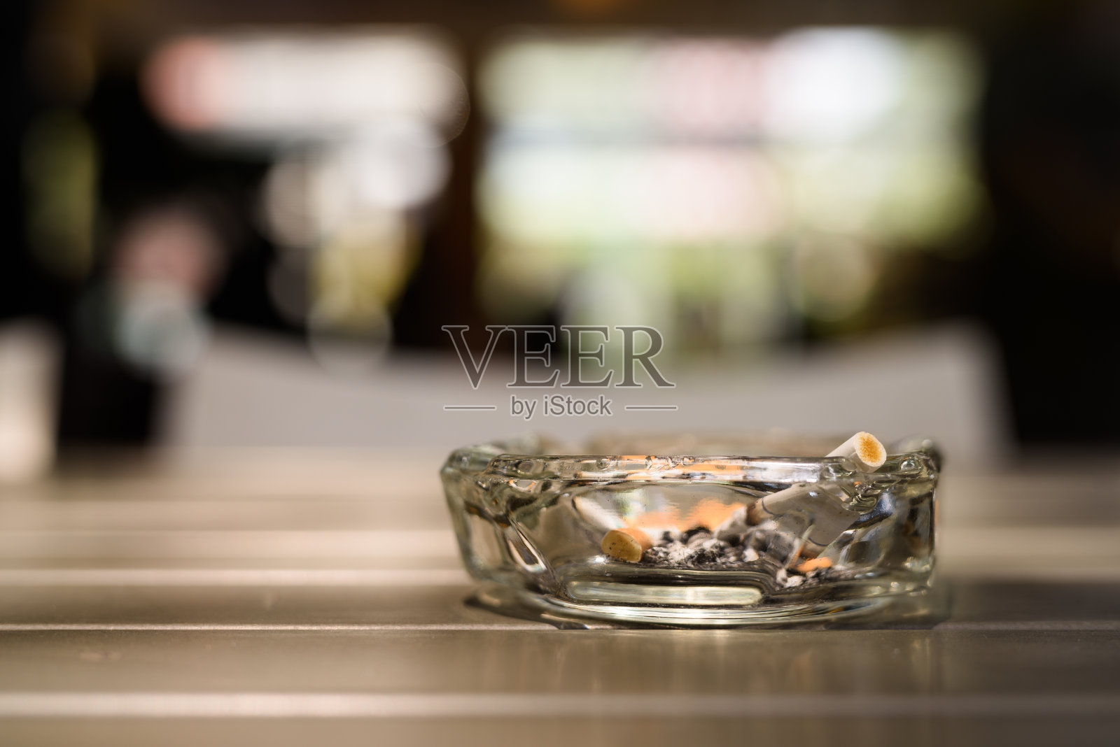 餐馆木桌上的烟灰缸照片摄影图片