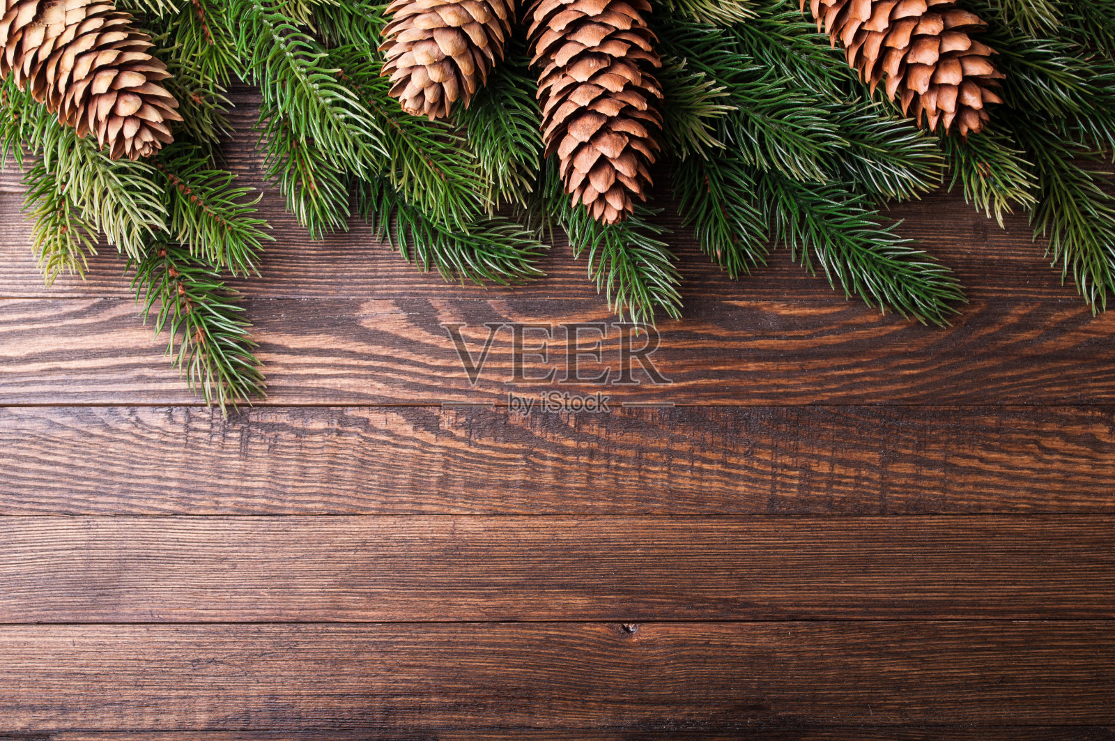 圣诞节的背景。圣诞树装饰和松果在旧的木制背景。圣诞卡片。前视图。本空间照片摄影图片