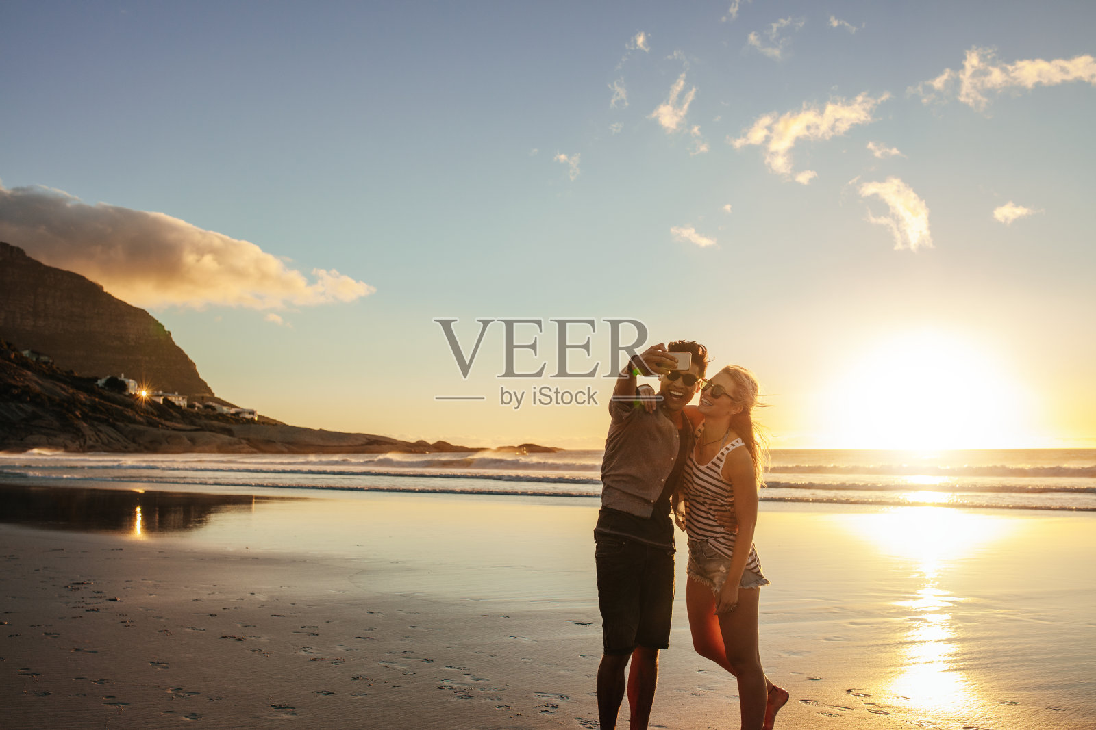 幸福的年轻夫妇在海滩自拍照片摄影图片