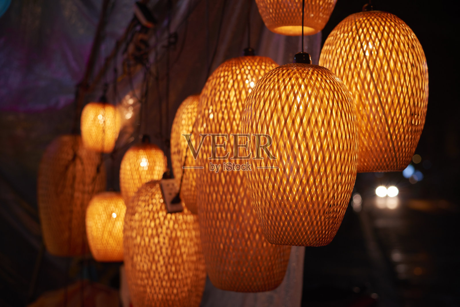 会安古镇的老街上，灯火通明，被联合国教科文组织列为世界遗产。越南。照片摄影图片