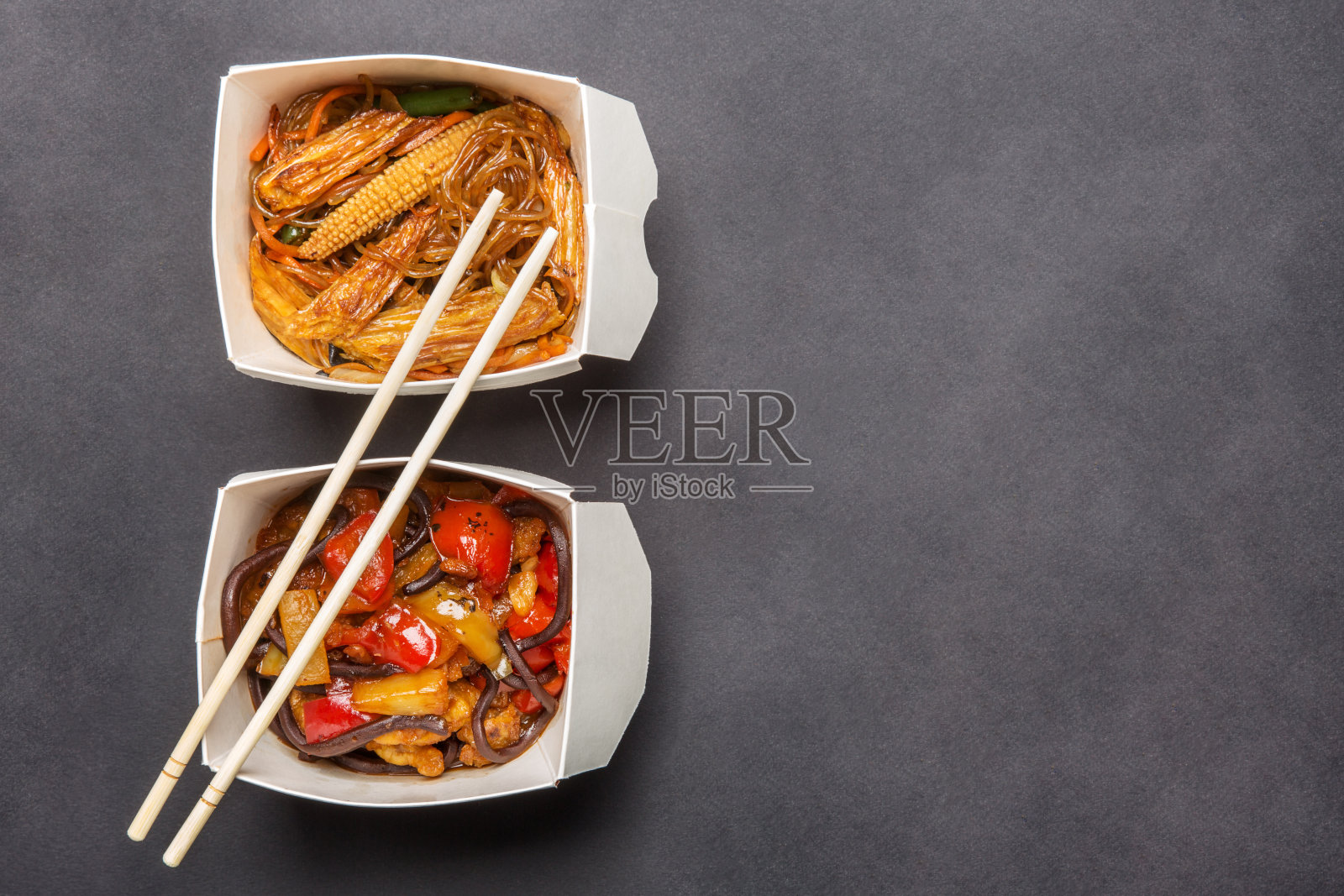 一盒中国菜和筷子照片摄影图片