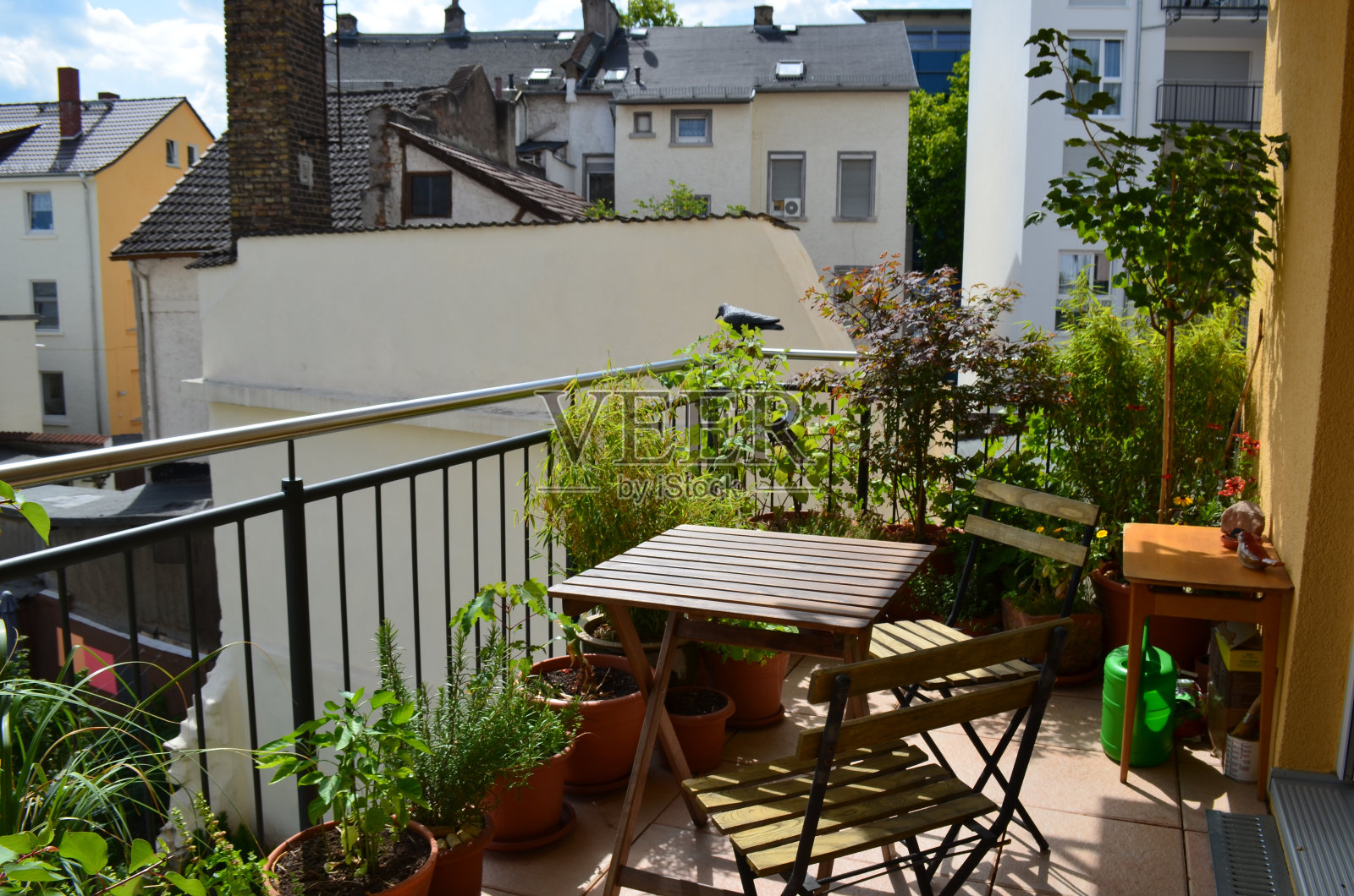 阳台花园，桌椅:春天/夏天照片摄影图片