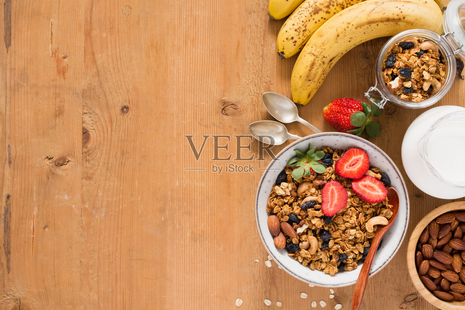 麦片，水果和牛奶是健康的早餐照片摄影图片