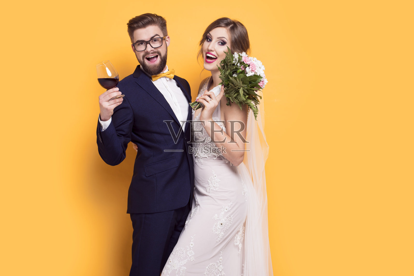 微笑着年轻的新婚在黄色的背景照片摄影图片