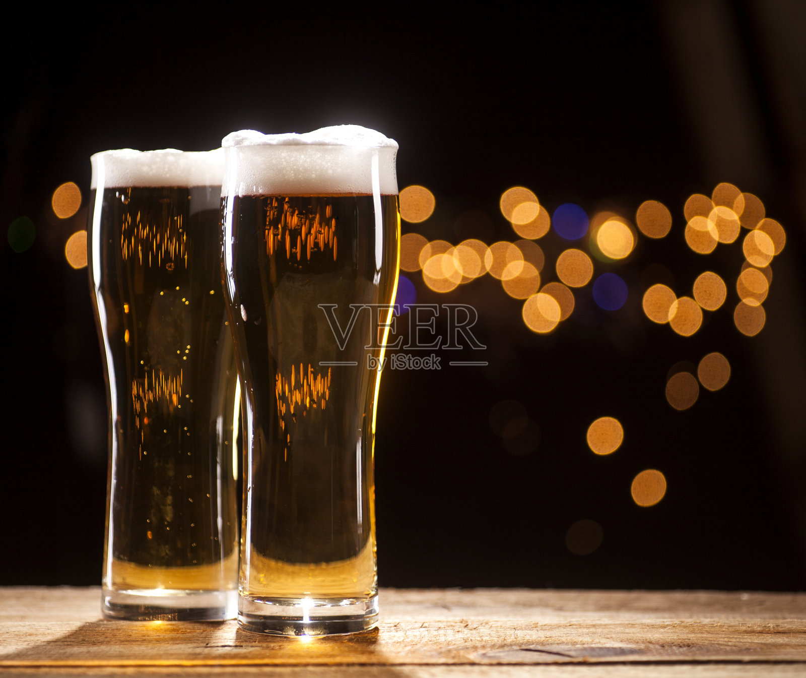 酒吧灯光背景下的两杯啤酒照片摄影图片