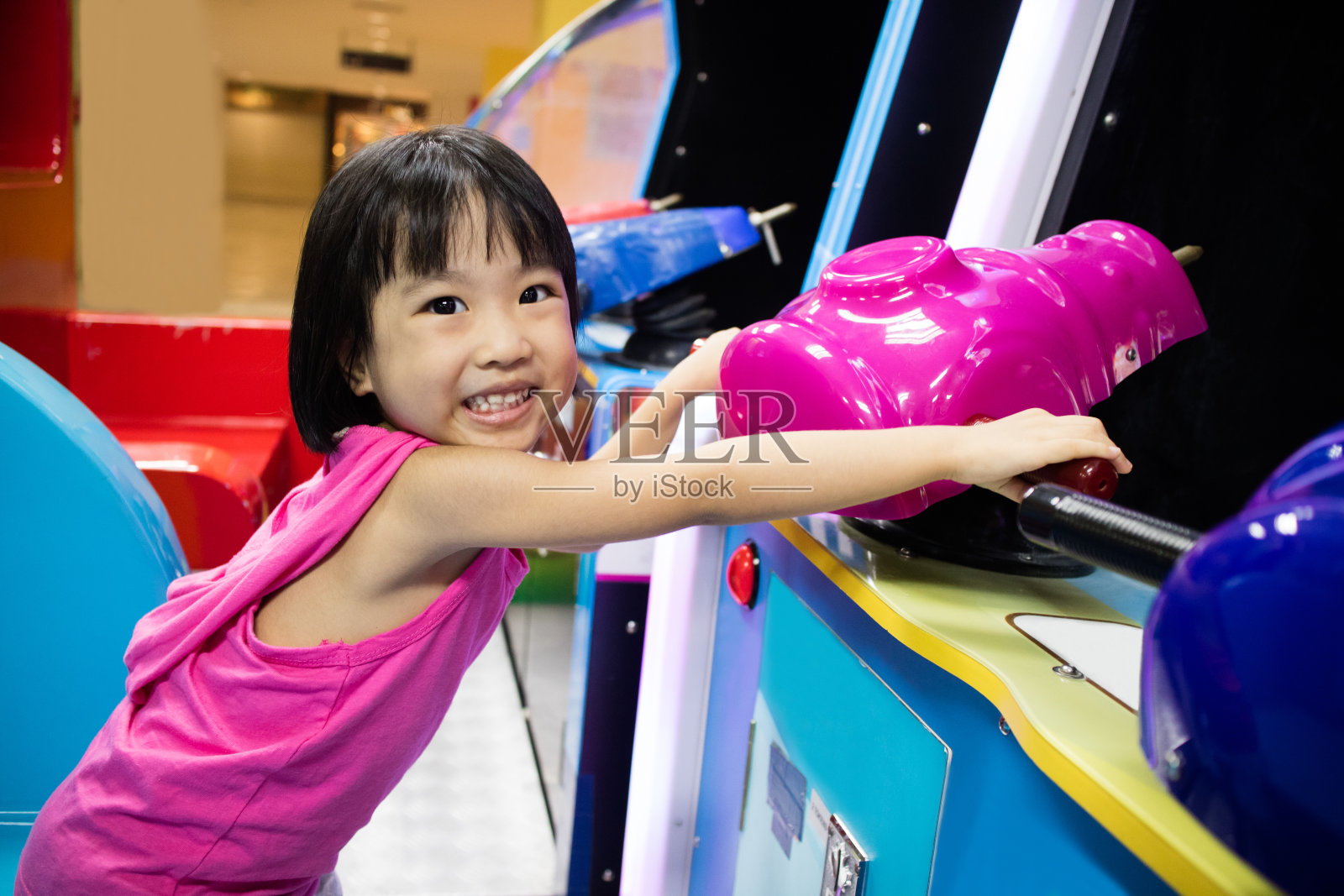 中国女孩玩街机游戏机照片摄影图片