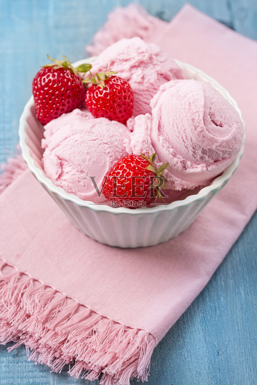 草莓冰淇淋照片摄影图片