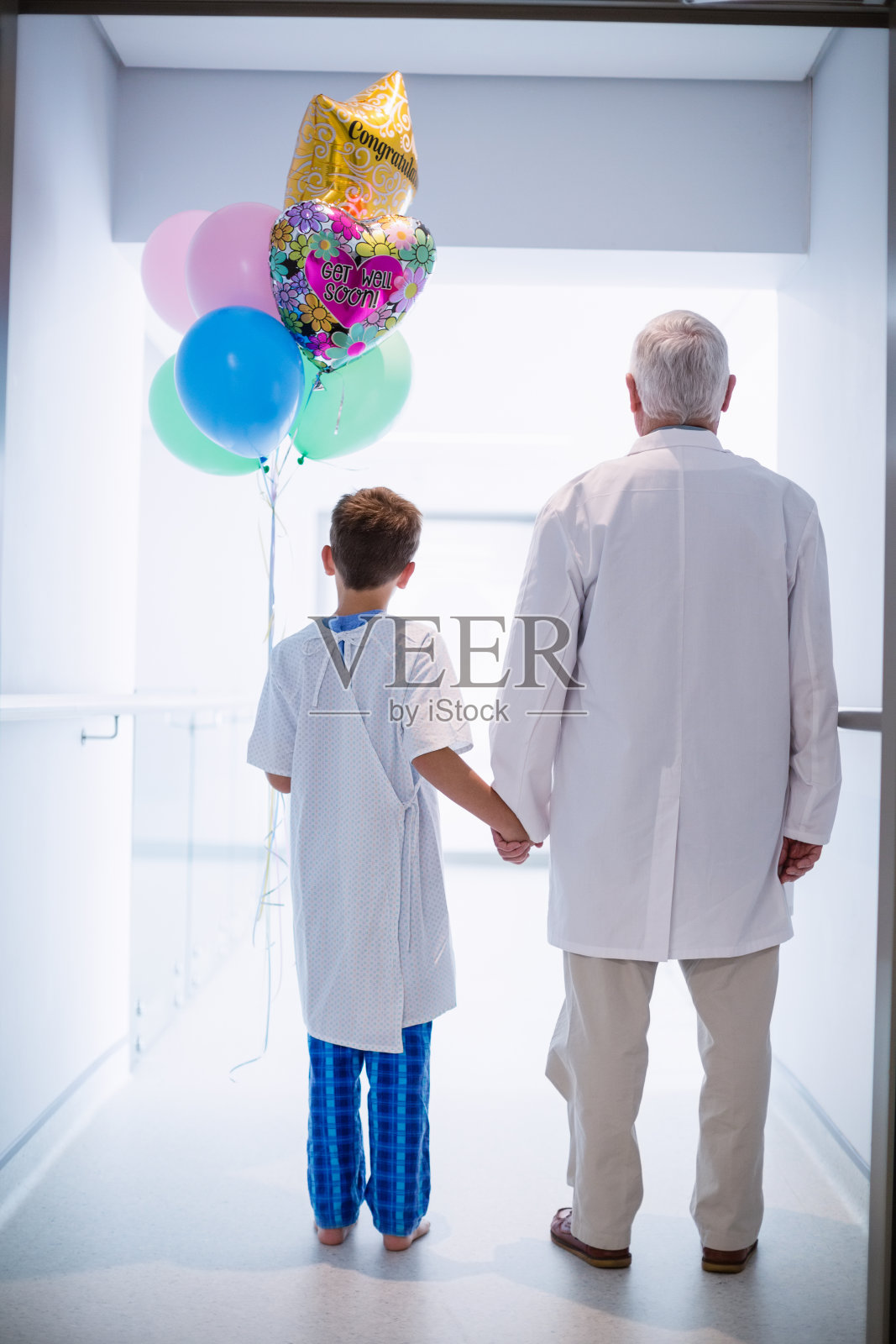 医生和病人在医院走廊里散步照片摄影图片