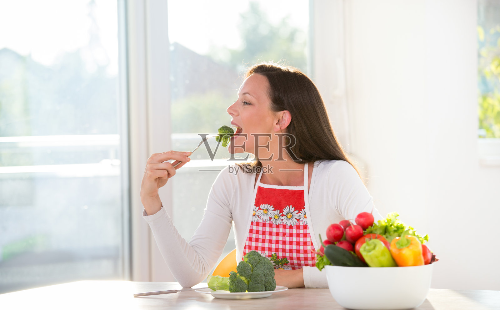 女人吃西兰花照片摄影图片