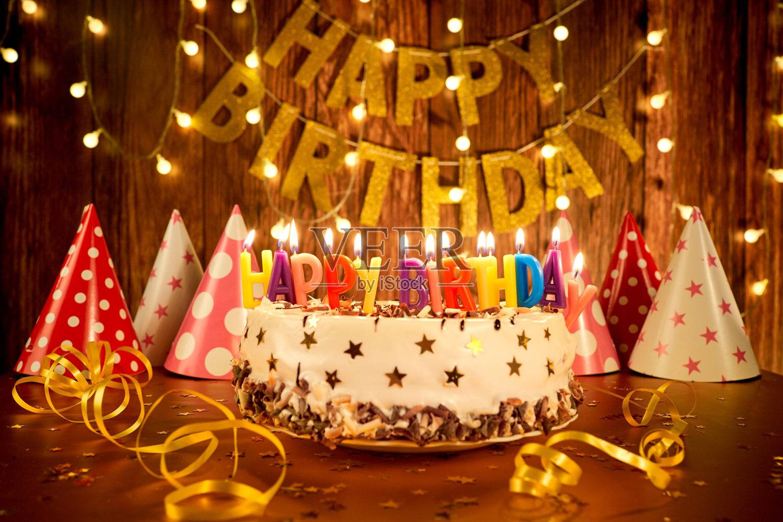 快乐的生日蛋糕与蜡烛的背景花环照片摄影图片