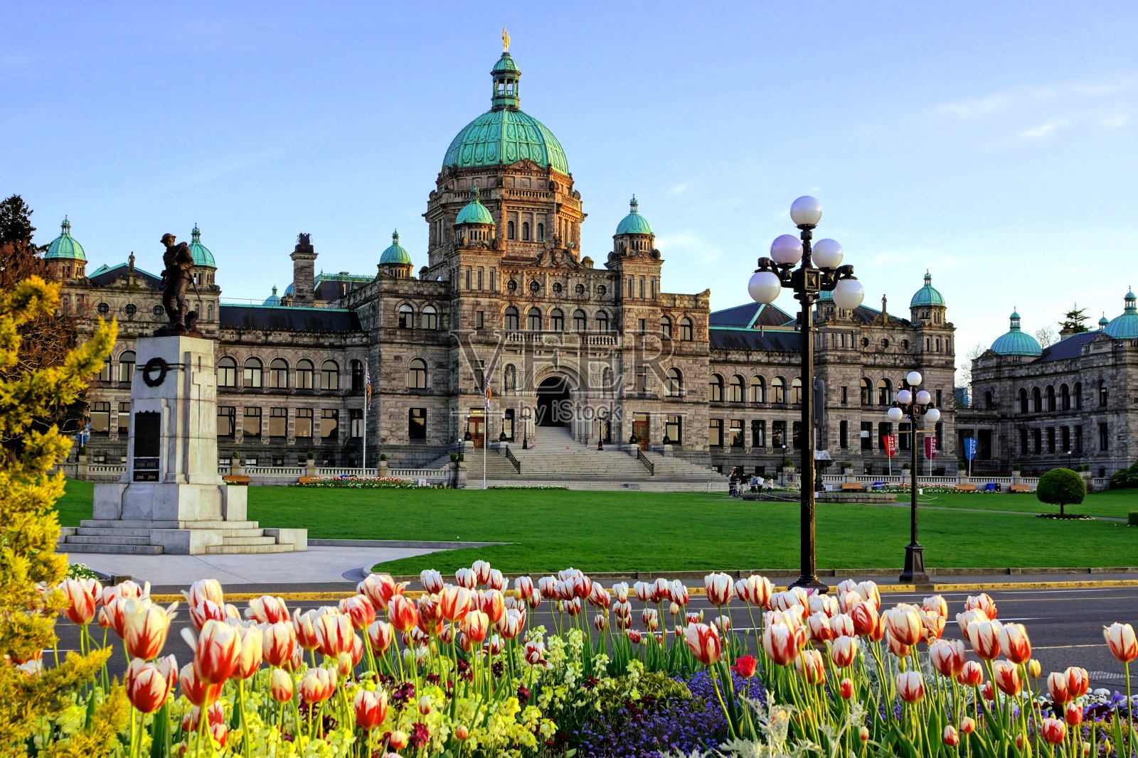 不列颠哥伦比亚省议会大楼的春天郁金香照片摄影图片
