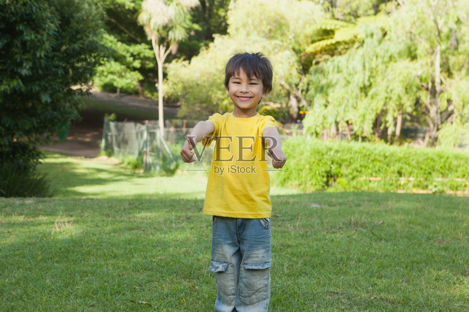 小男孩在公园里竖起大拇指照片摄影图片
