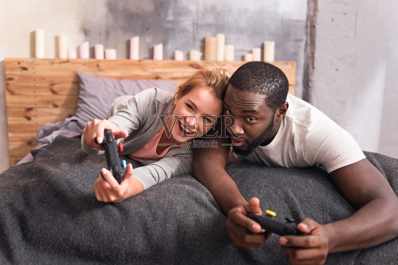 快乐的国际夫妇在家里玩电子游戏照片摄影图片
