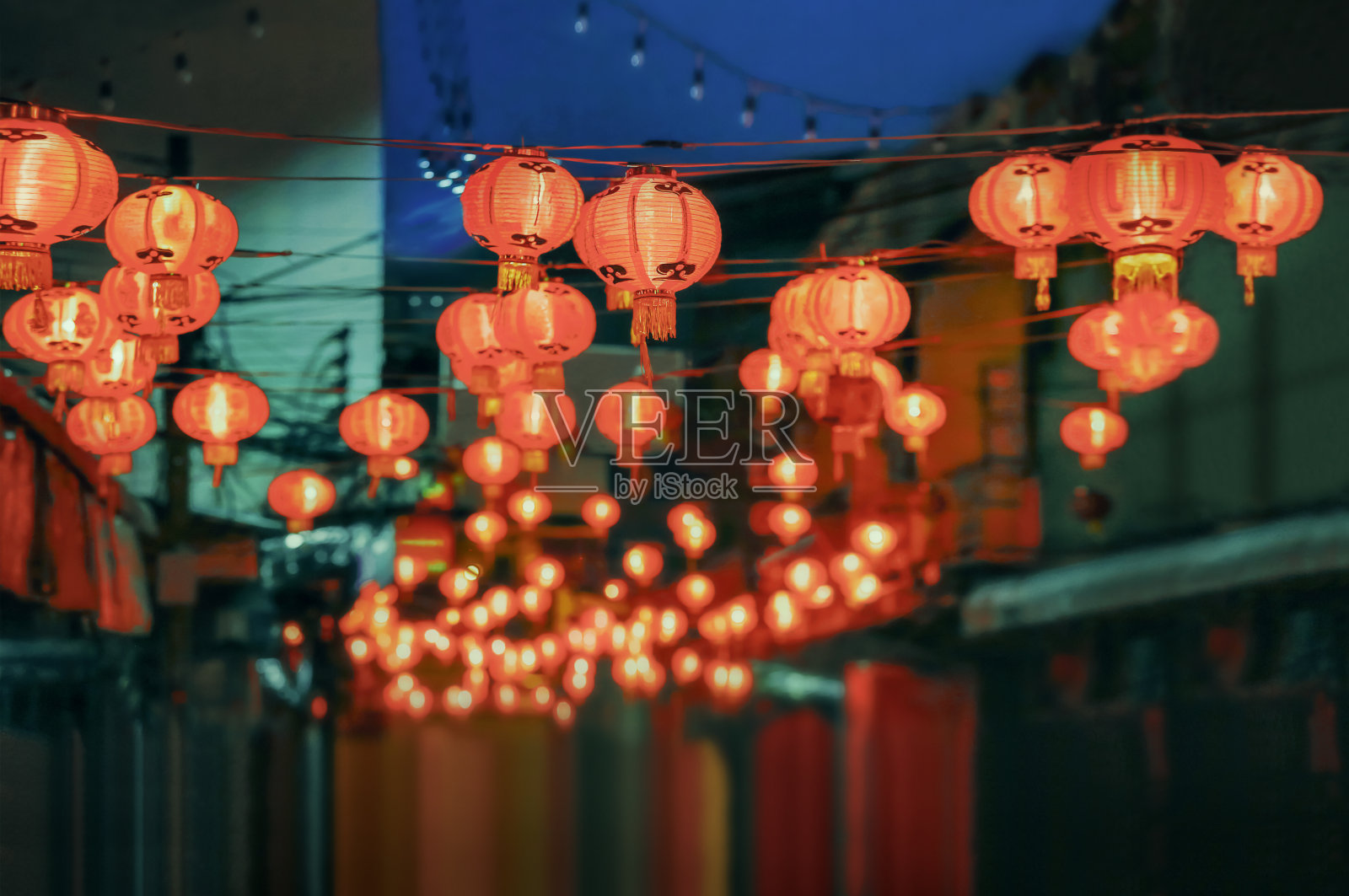 中国小镇的中国新年灯笼。照片摄影图片