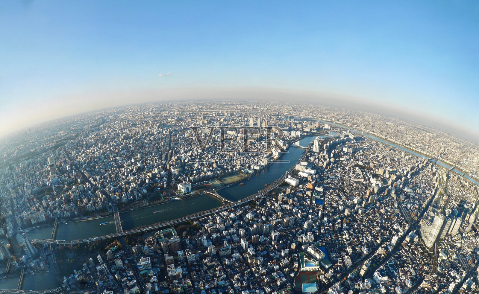 从塔上俯瞰东京的天际线。照片摄影图片