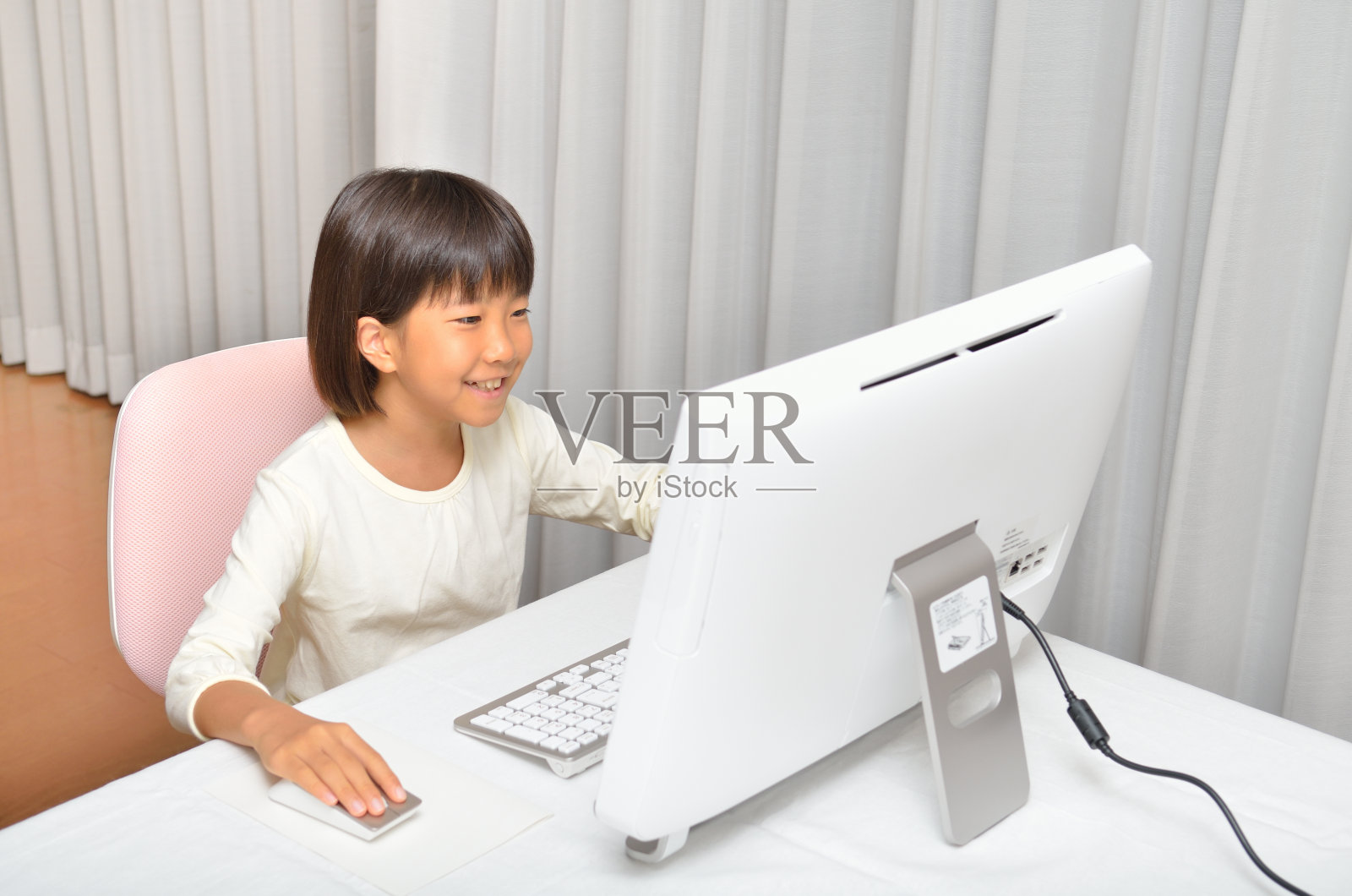 パソコンを操作する女の子照片摄影图片