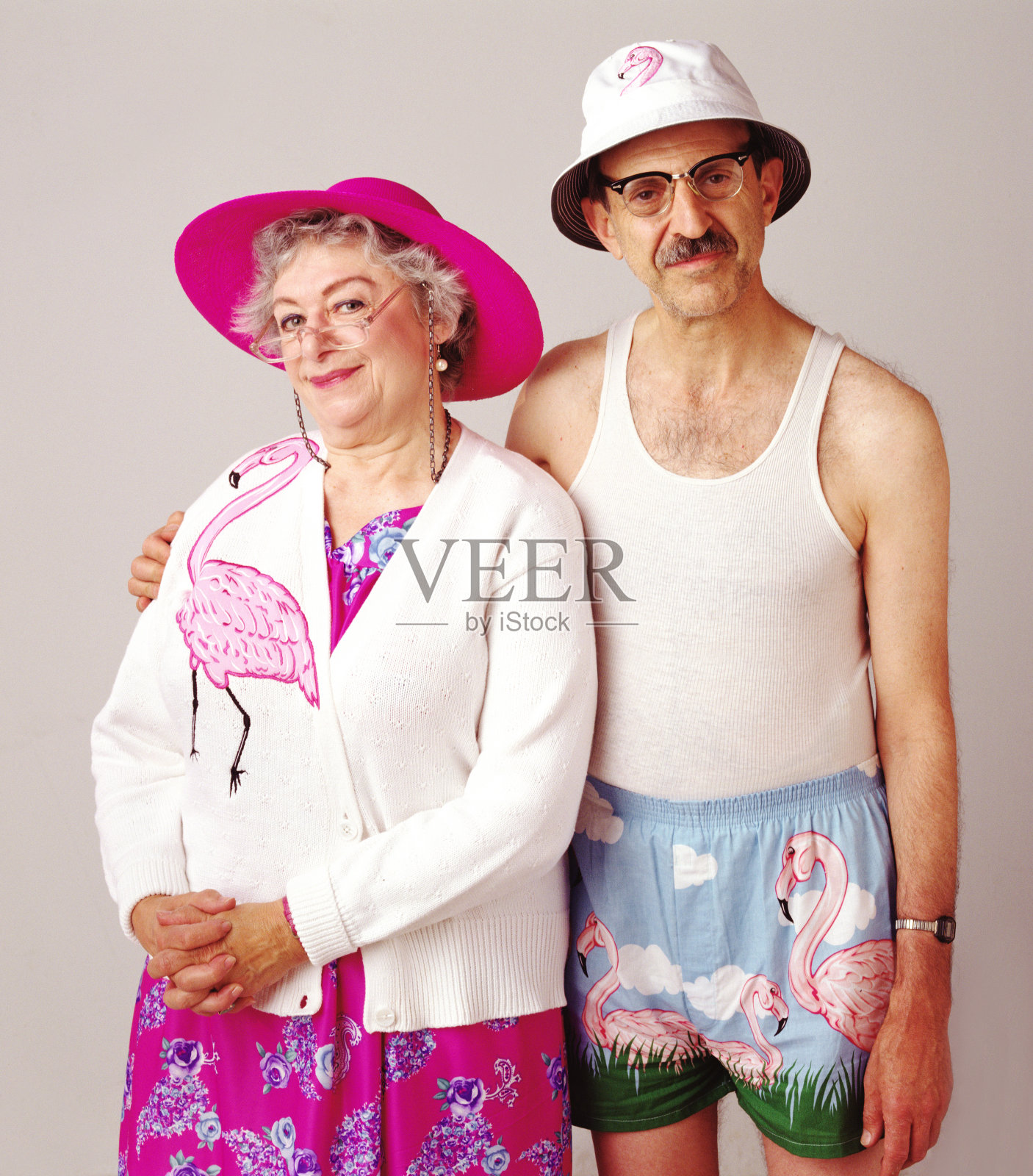 这是一对古怪的老夫妇穿着火烈鸟的照片照片摄影图片
