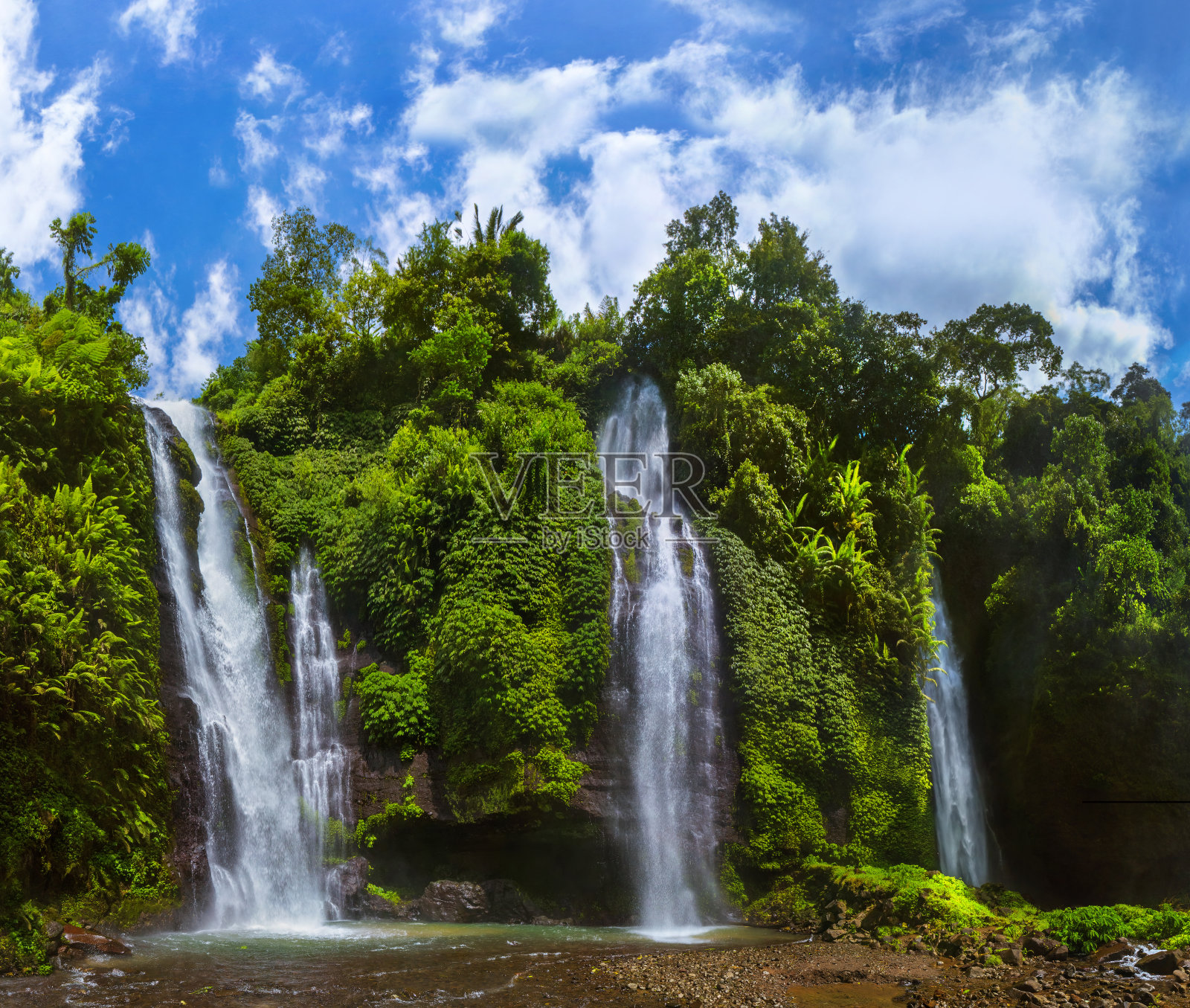 印度尼西亚巴厘岛的瀑布照片摄影图片