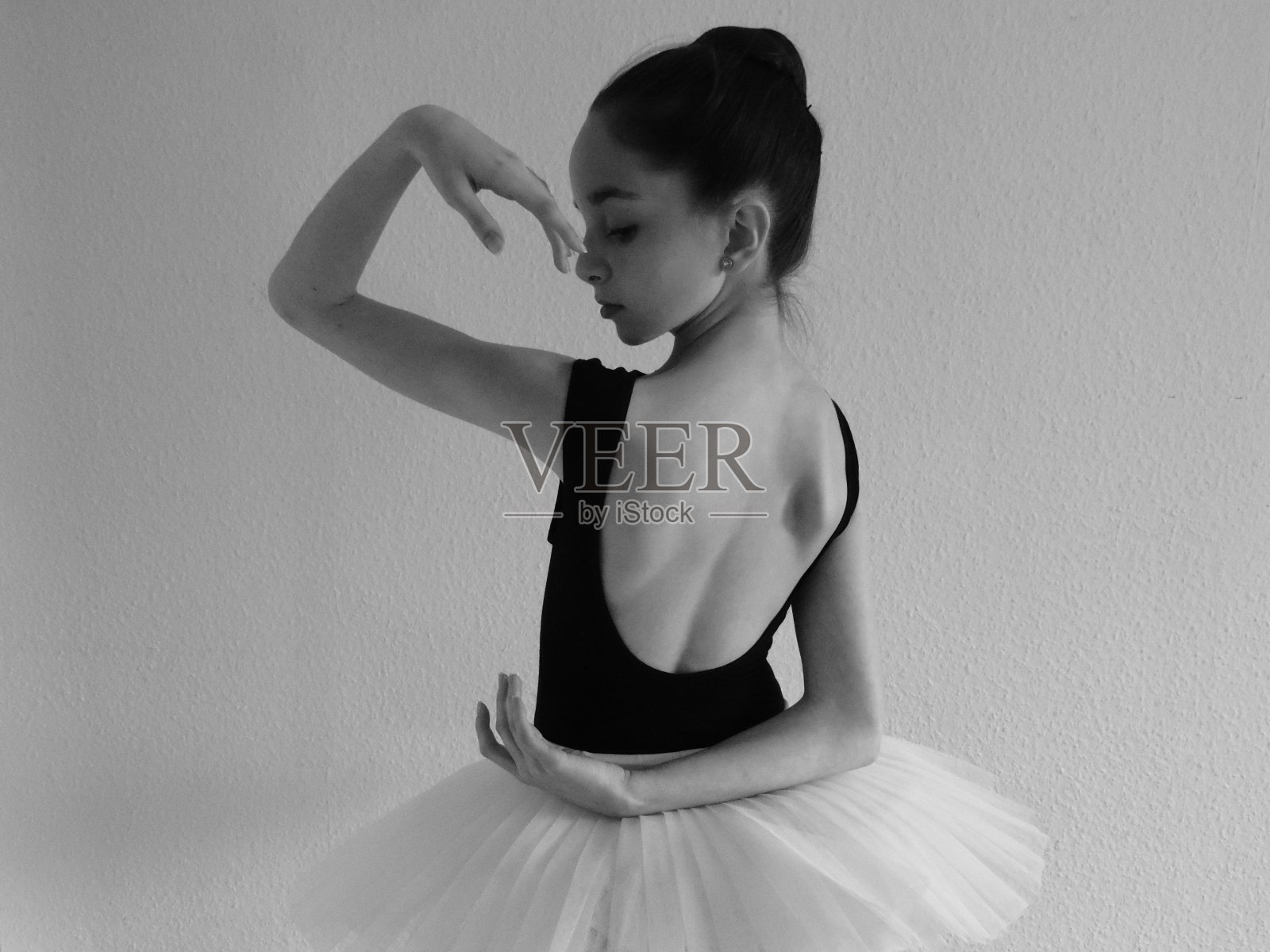 一个芭蕾舞女演员的侧面照片摄影图片